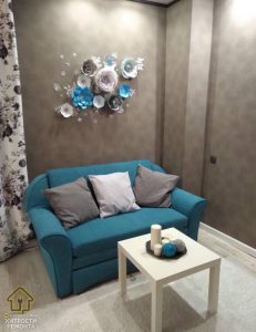 Муж сделал в небольшой студии бюджетный ремонт с цветами и открытыми полками + ФОТО