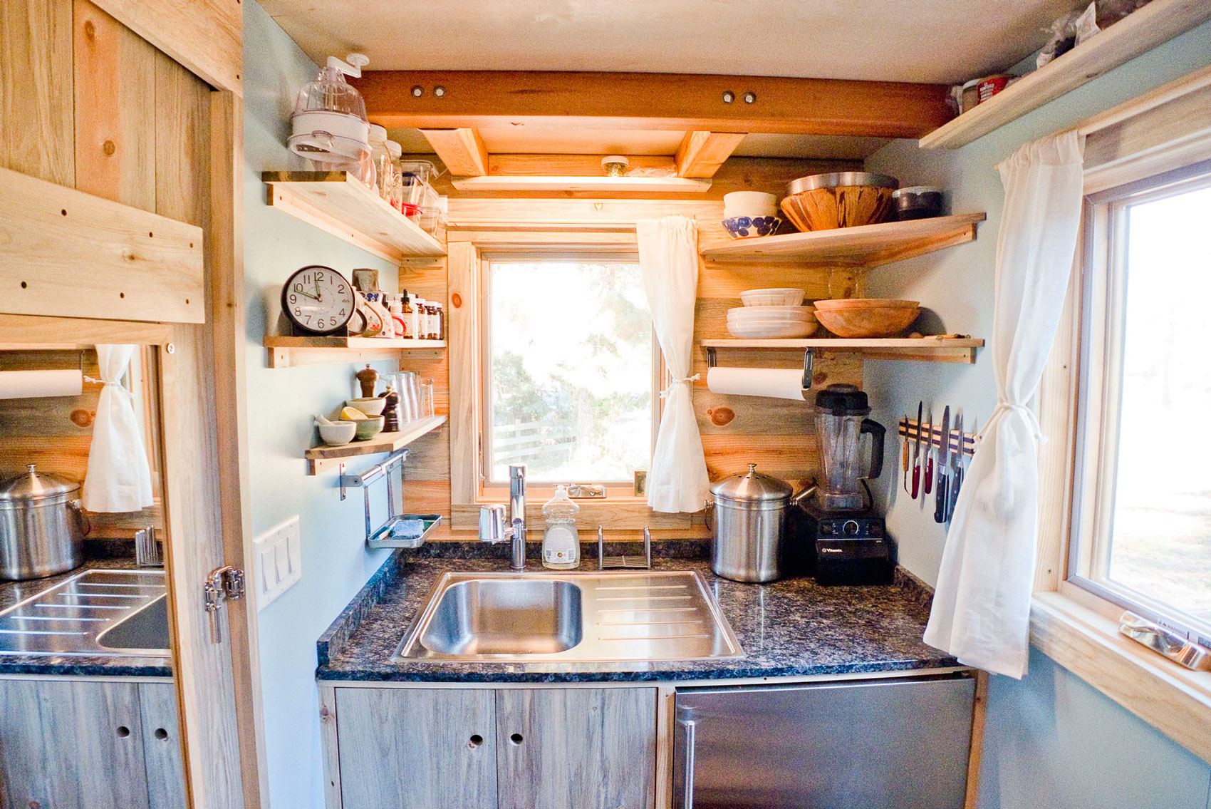 Интерьер маленькой кухни в частном доме фото эконом класса