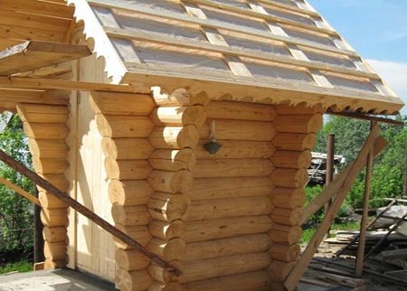 крыша деревянный туалет 