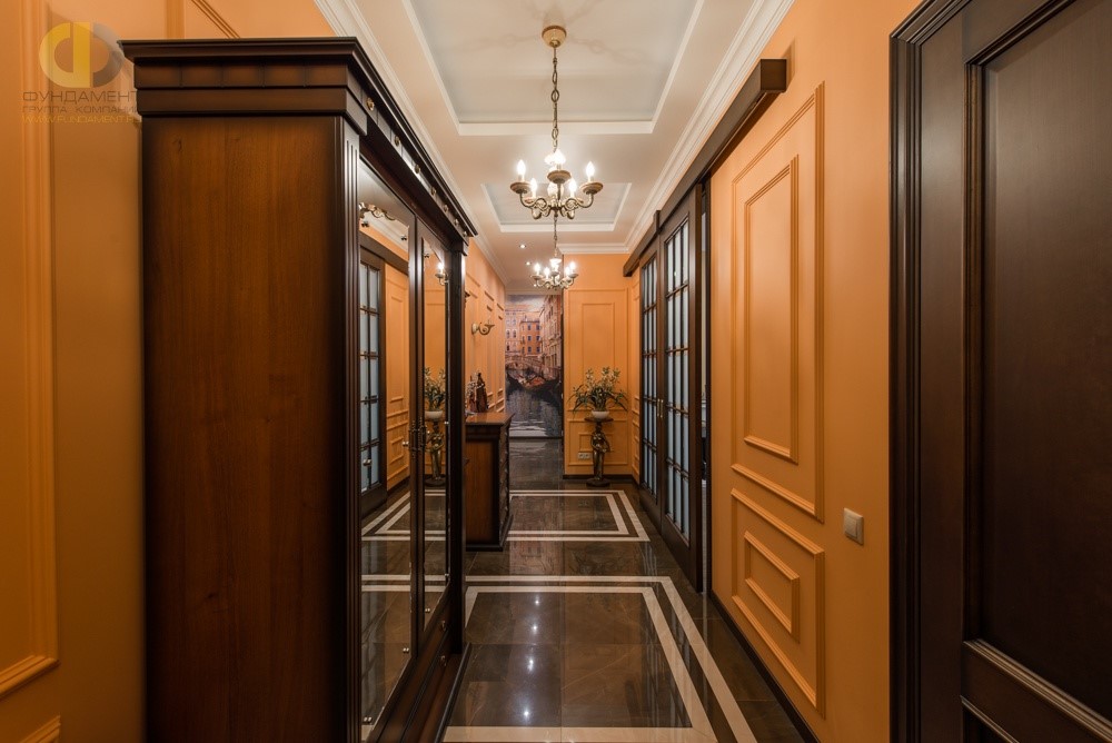Красивый интерьер коридора с коричневыми дверьми