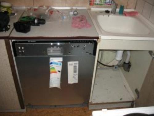 Установка посудомоечной машины на кухне под столешницу самостоятельно. Установка встраиваемой посудомоечной машины под столешницу – способы решения вопроса 01