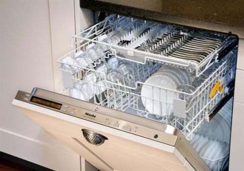 Установка посудомоечной машины на кухне под столешницу самостоятельно. Установка встраиваемой посудомоечной машины под столешницу – способы решения вопроса 02