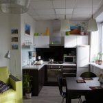Салатовые шторы и диван в сочетании с белыми стенами