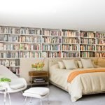 Книжные полки в изголовье кровати