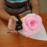 Наклеиваем лепестки