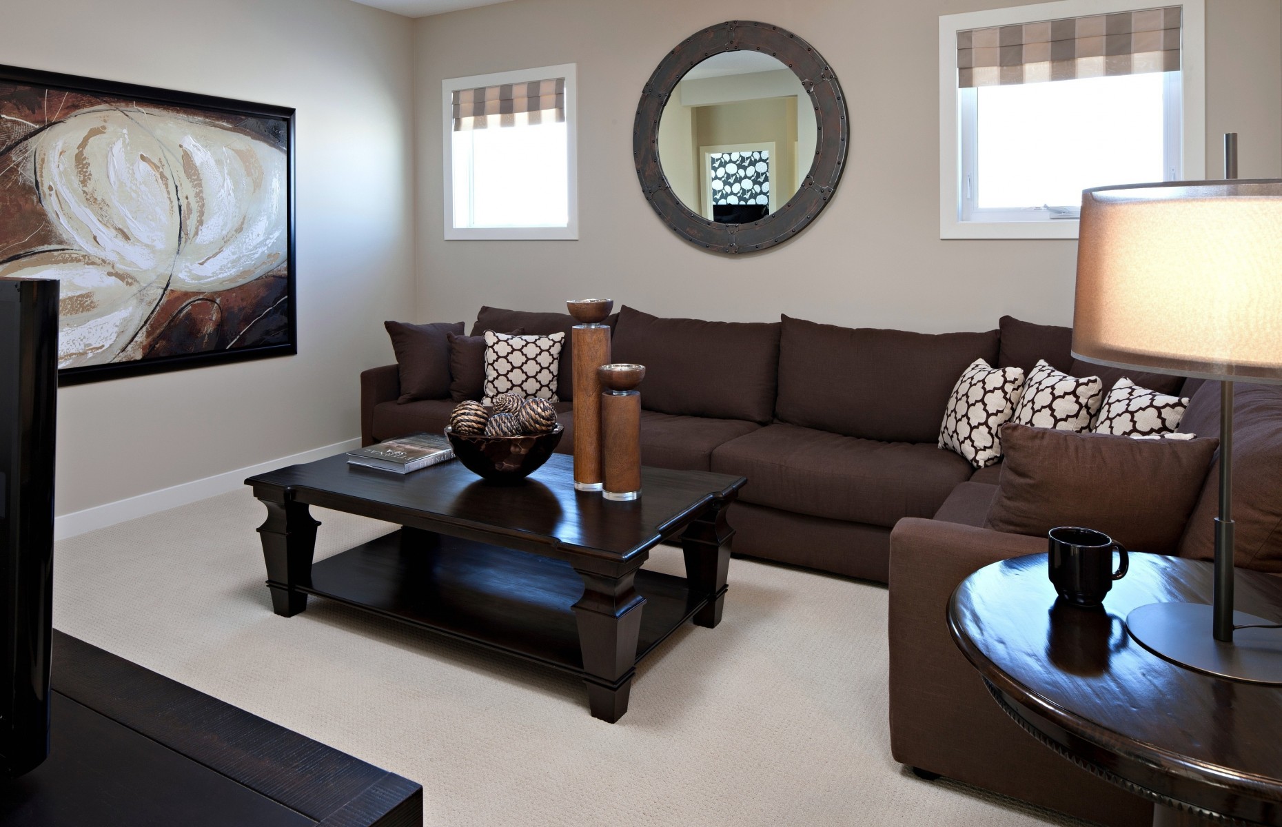 Угловой коричневый диван в гостиной