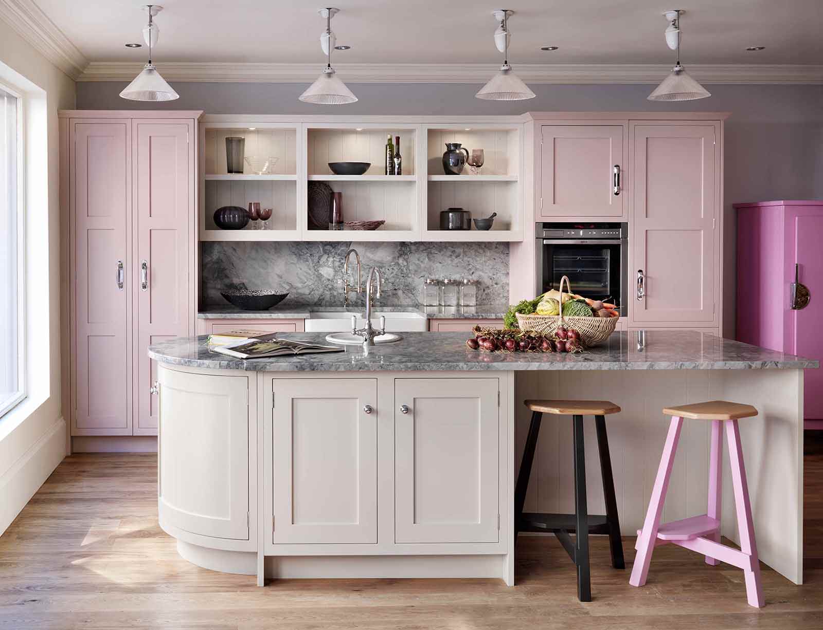 Розовый цвет на кухне