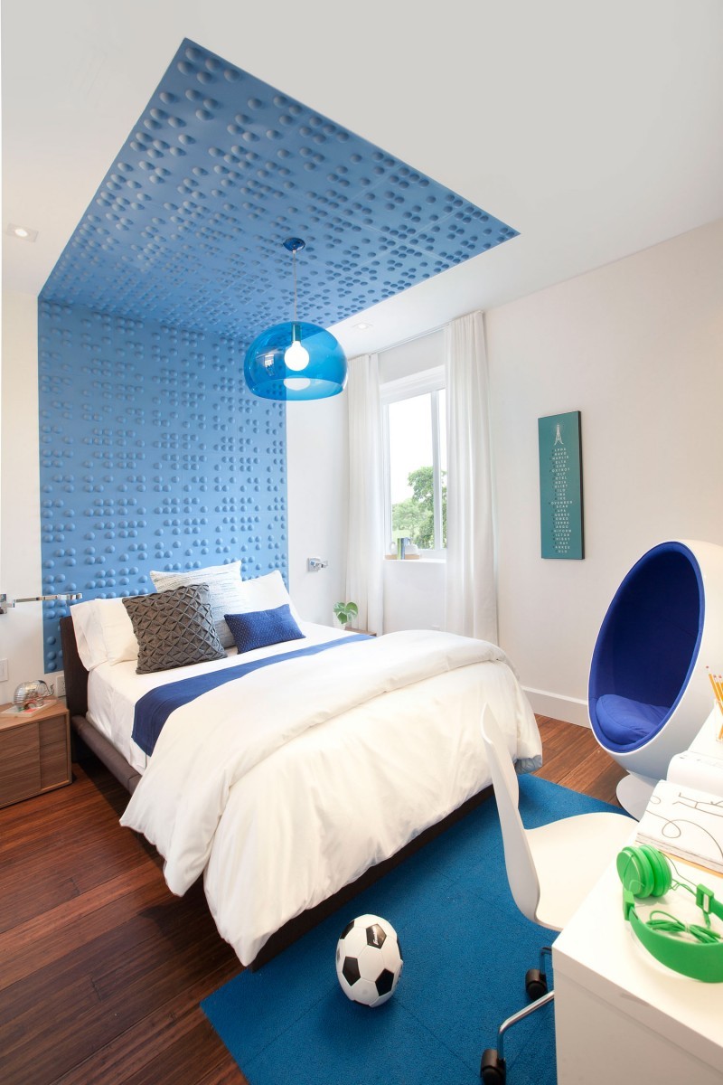 Декоративное оформление стены и потолка голубым цветом