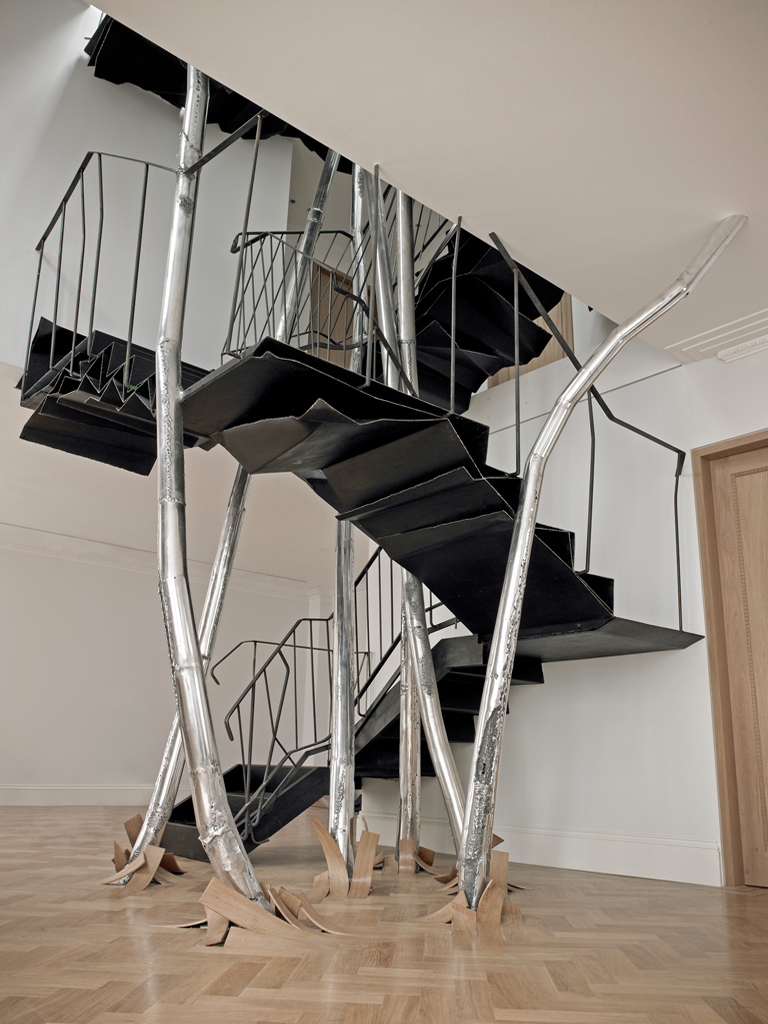 Футуристический дизайн металлической лестницы