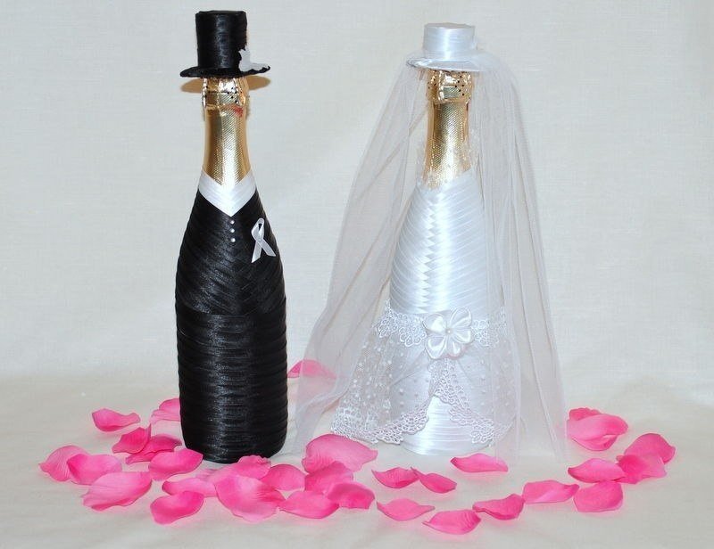 декор бутылок лентами на свадьбу