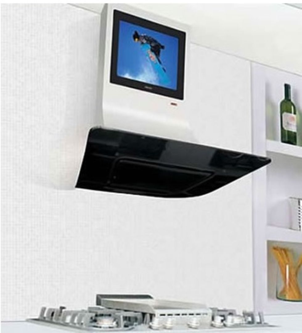 Кухонная вытяжка со встроенным телевизором