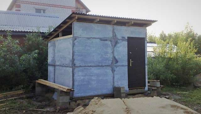 Сарай обшитый шифером