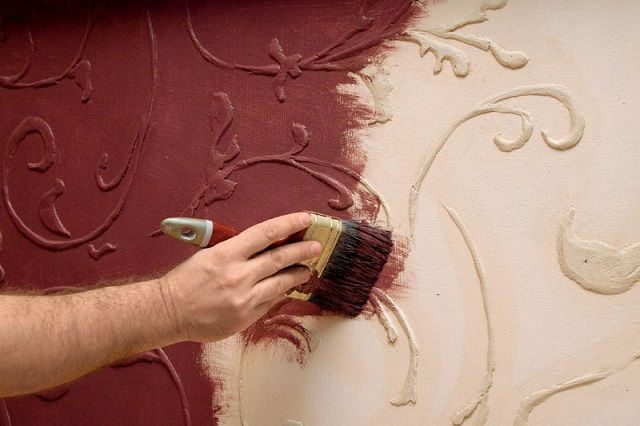 Затем производят полную окраску всей стены выбранным цветом