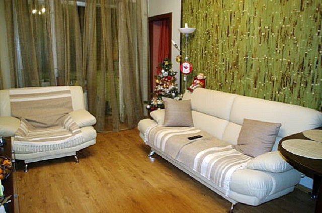 Очень интересный интерьер гостиной, отделанной бамбуковыми обоями