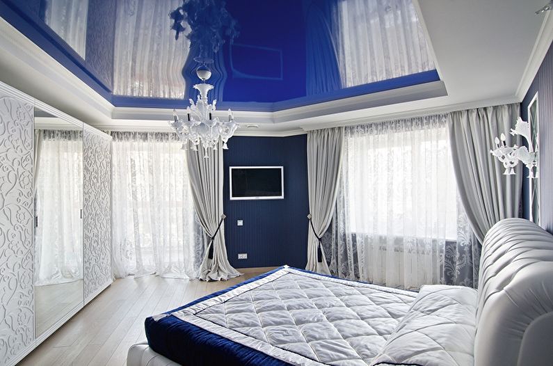 Синий глянцевый натяжной потолок в спальне - фото
