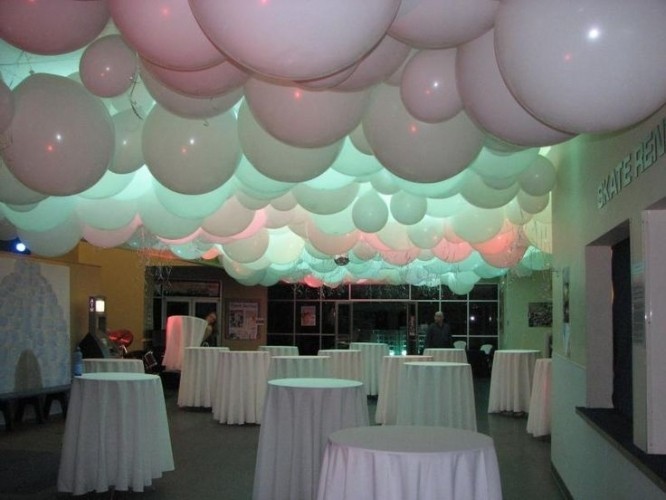 Большие белые шары под потолок