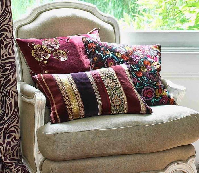 идея красивых декоративных подушек в интерьере гостиной