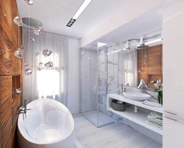 вариант необычного интерьера ванной комнаты с окном