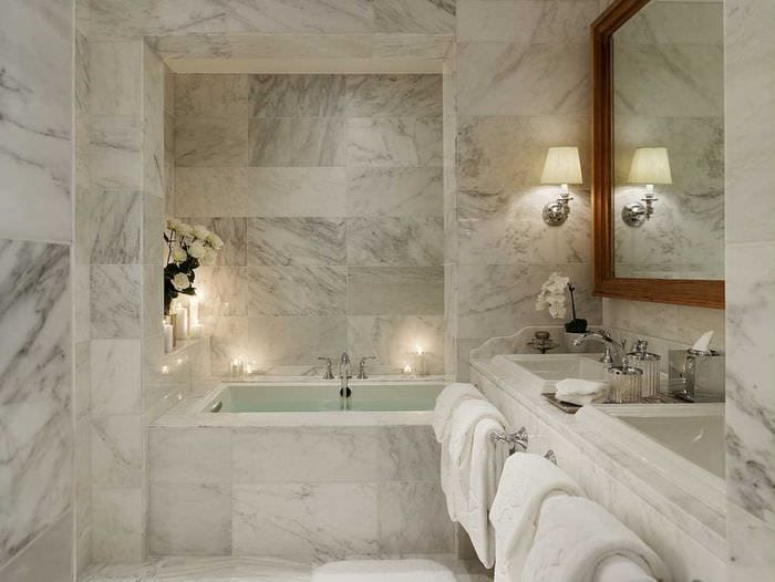 идея яркого интерьера ванной комнаты в классическом стиле