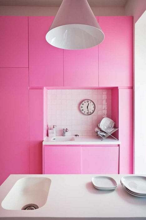пример применения розового цвета в красивом декоре комнате