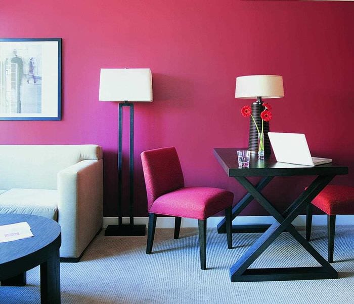 пример использования розового цвета в ярком интерьере квартире