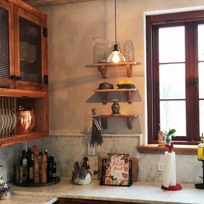 пример яркого интерьера кухни в деревенском стиле