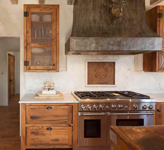 пример красивого дизайна кухни в деревенском стиле