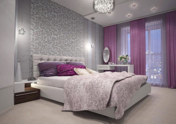 Серо-фиолетовый интерьер спальни городской квартиры