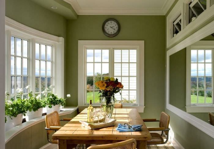 Гостиная комната в оливковом цвете с белыми оконными рамами