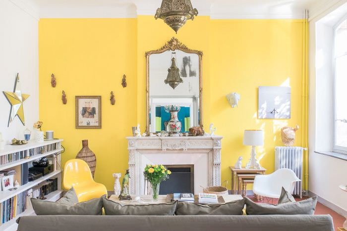 Интерьер гостиной в светло-желтом цвете