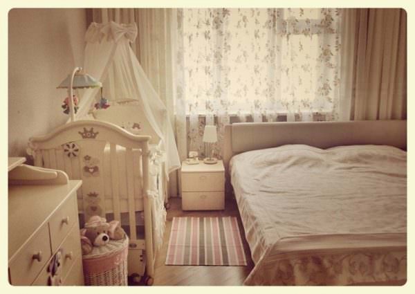 В маленькой спальне можно компактно расположить детскую кроватку