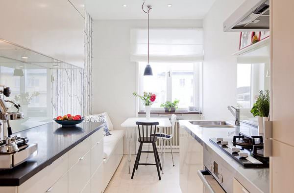 Двухрядные кухонные комнаты часто называют параллельными. Применяются в проходных или продольных помещениях. 