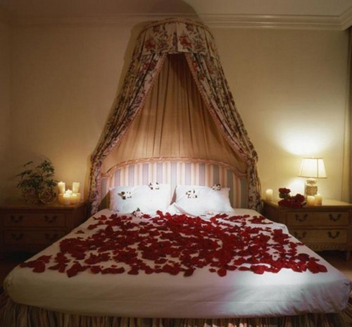 Украшение спальни лепестками роз