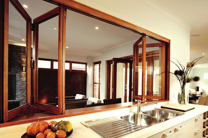 Деревянное окно межу кухней и столовой