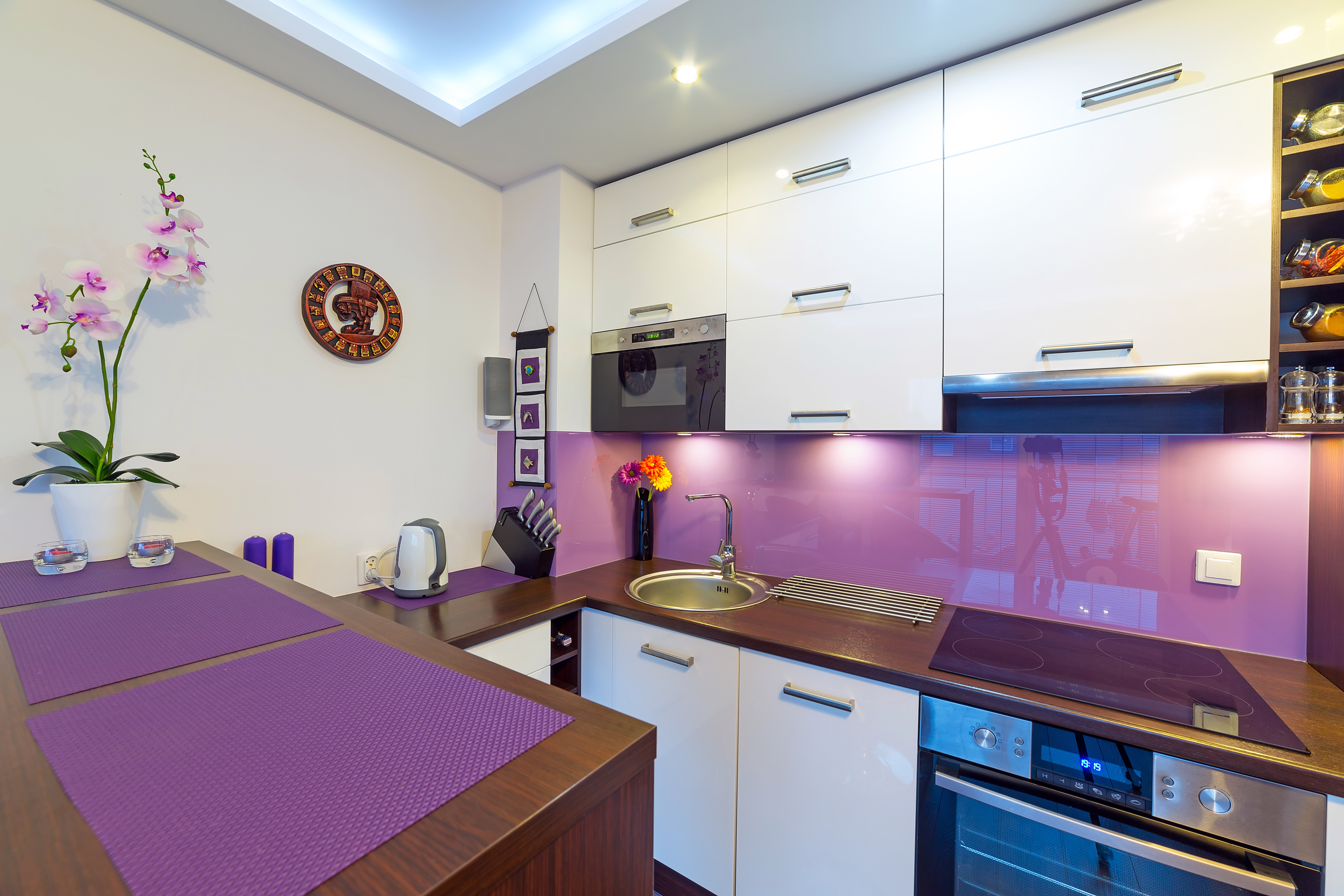 фартук для бело фиолетовой кухни