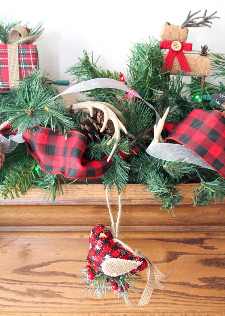 Follow these step-by-step instructions to make your own Christmas garland. christmas fireplace garland