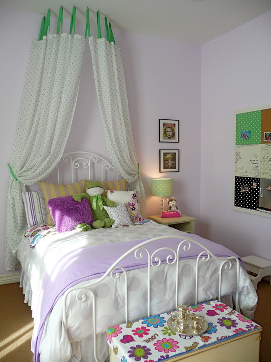 Комната девочки-подростка в нежно фиолетовом цвете с добавлением зеленых деталей